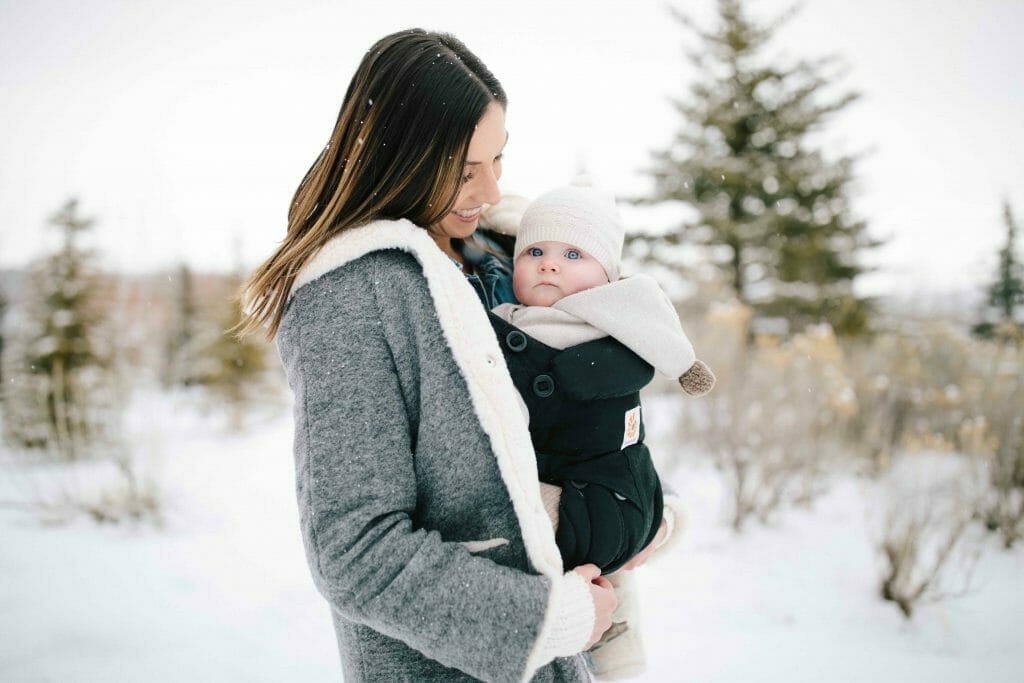 Utiliser un porte-bébé l'hiver: réponses à 4 questions fréquentes