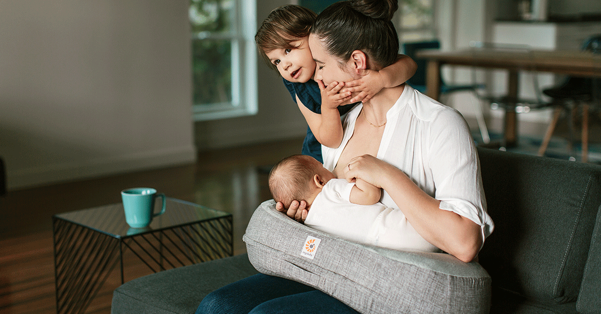 Comment installer bébé sur un coussin d'allaitement ?