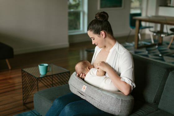 Coussin d'allaitement Ergobaby Gris