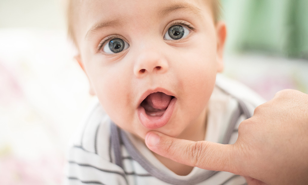 Les dents de bébé : reconnaître et soulager la poussée dentaire