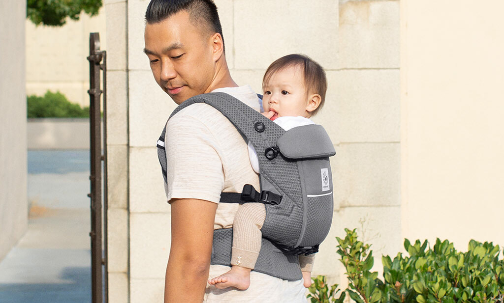 bébé porté sur le dos par son papa avec un porte-bébé Omni Breeze