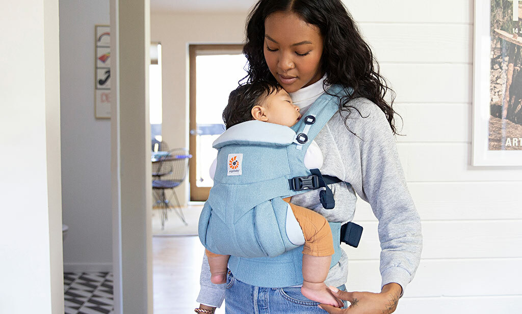 maman et son bébé dormant dans un porte-bébé Ergobaby Omni 360