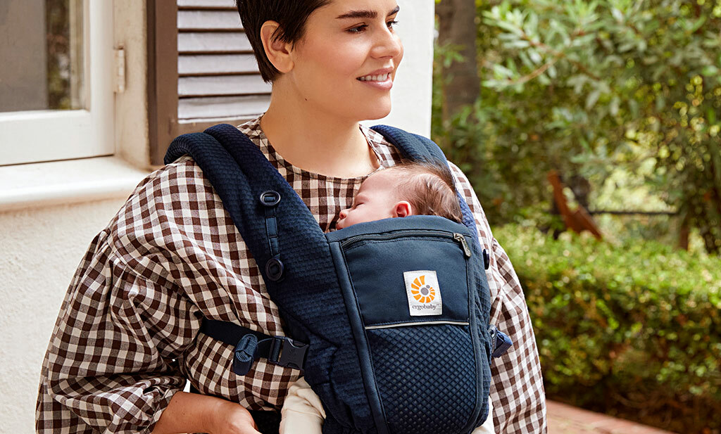 Maman et son bébé dormant dans son porte-bébé Adapt SoftFlex Mesh