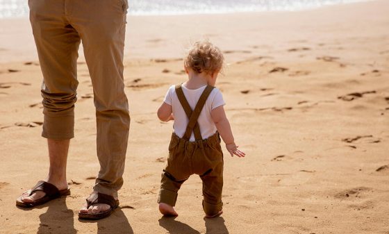 bébé marchant sur la plage