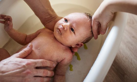 donner le bain à bébé