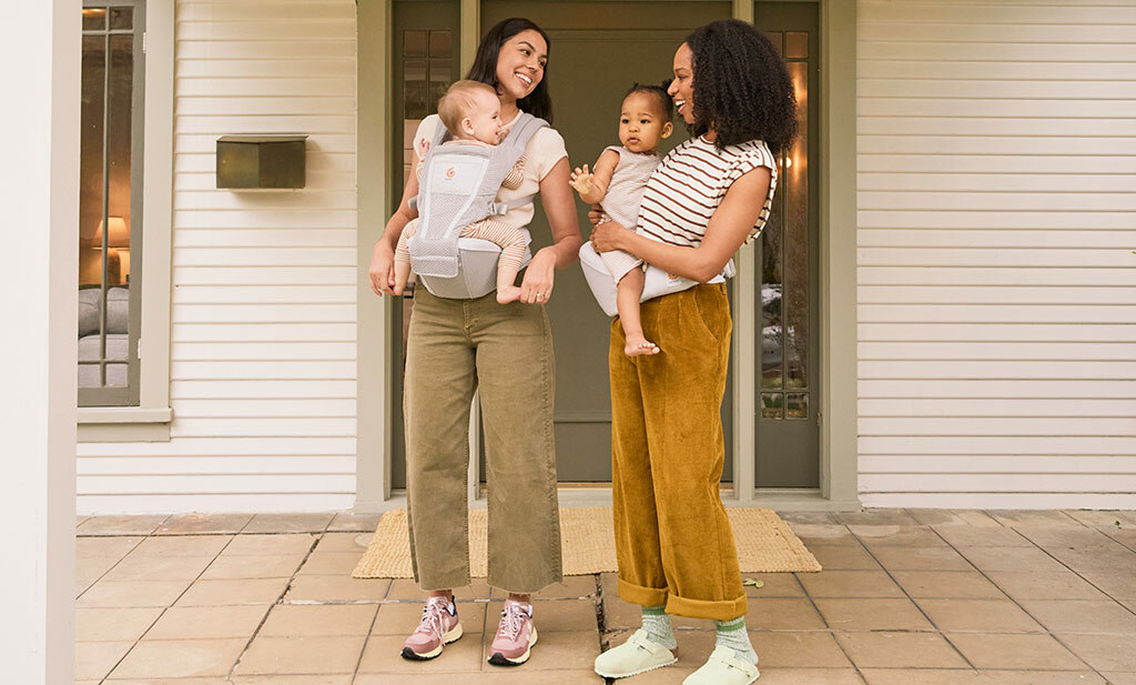 Deuy mamans portant leur bébé avec le Porte-Bébé Alta et Lift Hip Seat