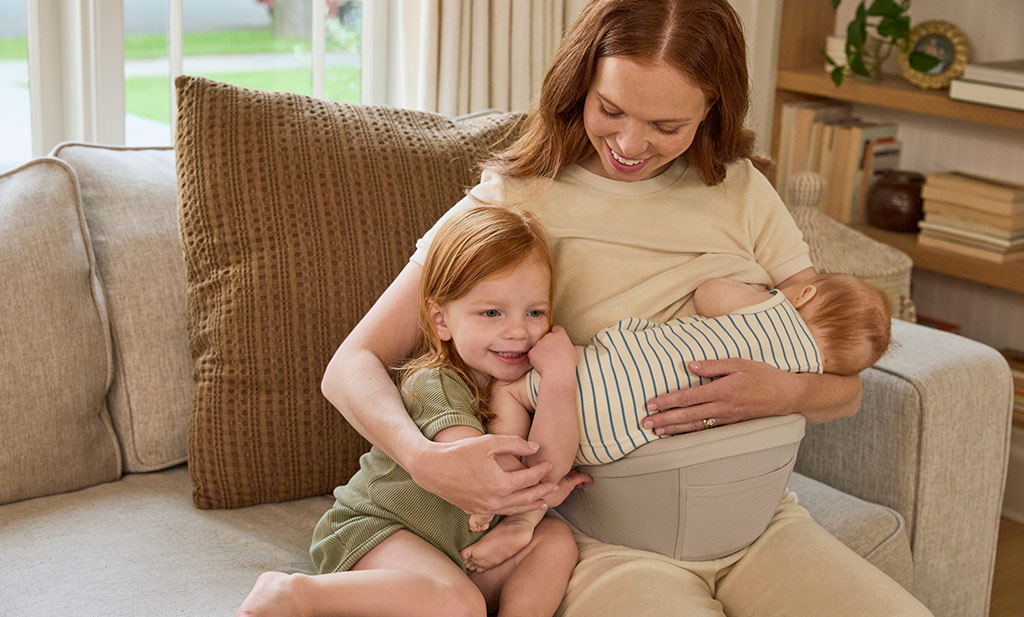 maman tenant son bébé avec le Lift Hip Seat