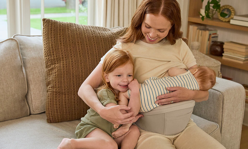 Maman allaitant son bébé avec Porte-Bébé Lift hip seat