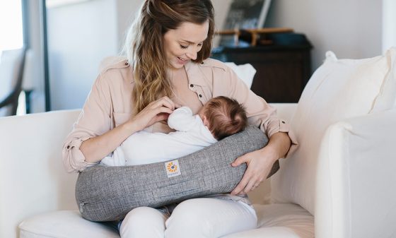 maman allaitant avec un coussin d'allaitement