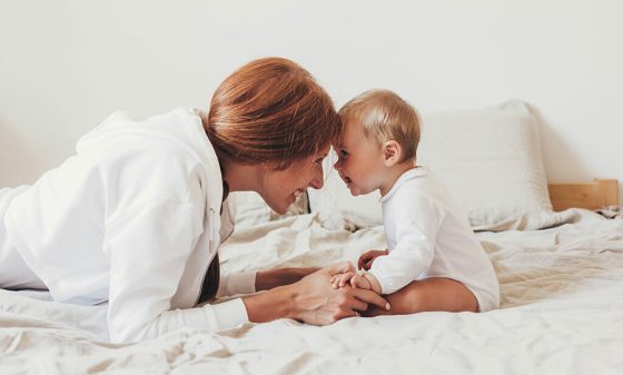 maman avec son bébé de 8 mois