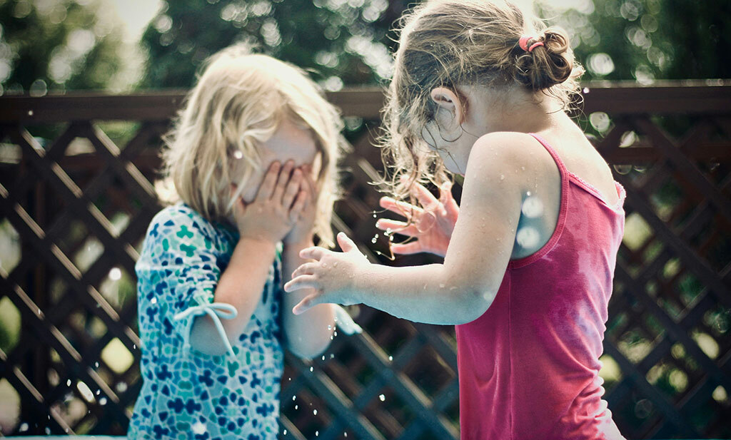 enfants jouant dans l'eau