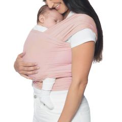 Maman portant un bébé tourné face à la route dans un Porte-Bébé Aura Wrap Blush Pink