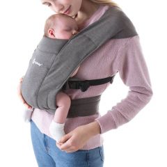 Maman portant un bébé tourné face à la route dans un Porte-Bébé Heather Grey Embrace 