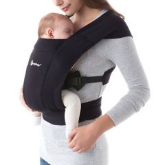 Maman portant un bébé tourné face à la route dans un Porte-Bébé Pure Black Embrace 