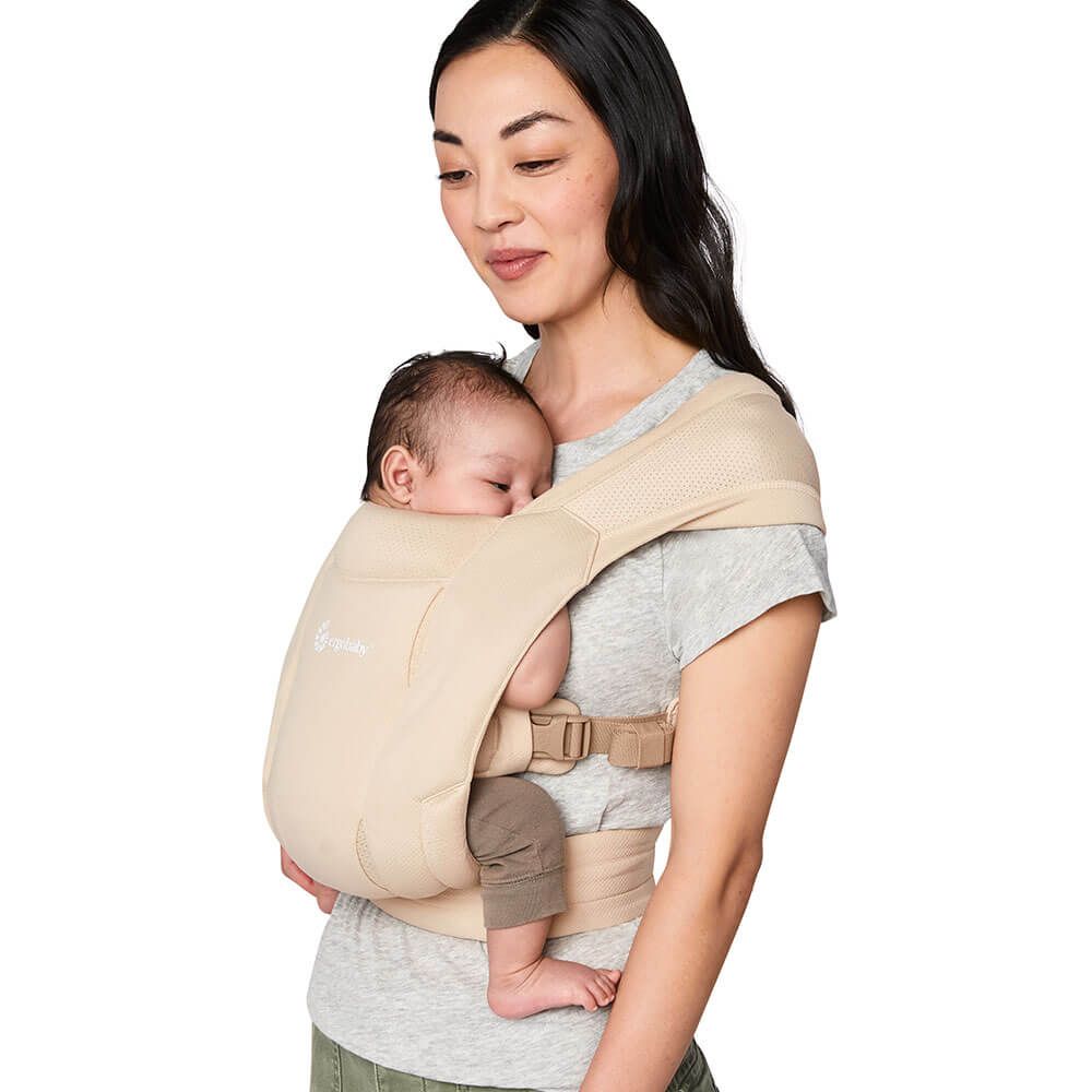 Tutoriel : porter bébé les premières semaines