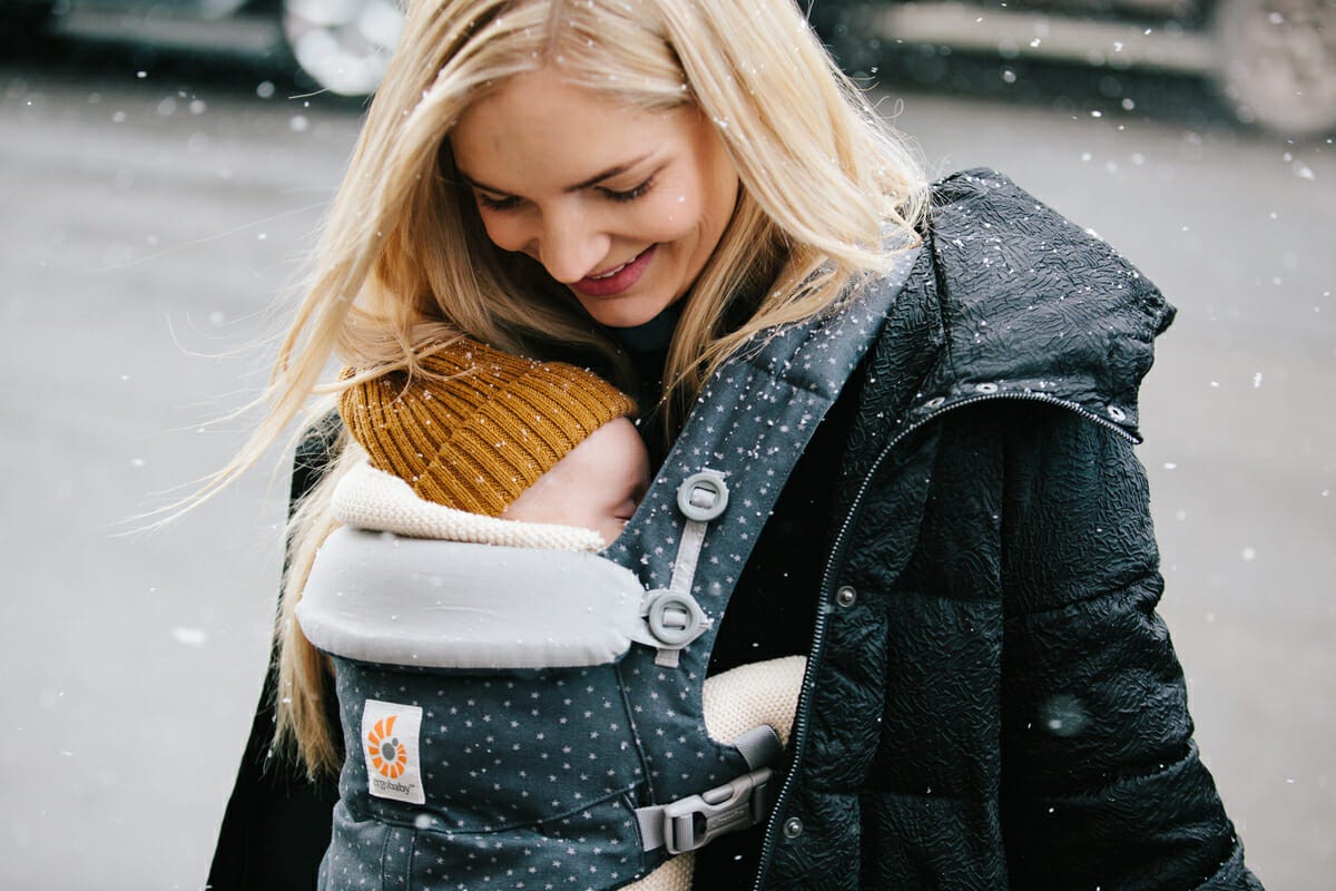 Conseil de portage : porter son bébé en hiver