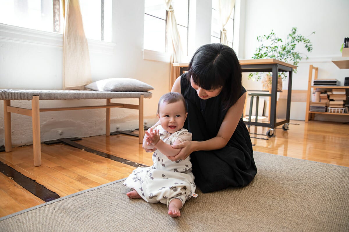 Comment bien manipuler bébé, 2ème partie : Comment déplacer et tenir mon bébé au cours des premiers mois ?