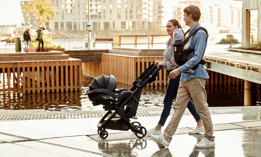 Un voyage confortable et peu encombrant dès la naissance : avec la Poussette Ergobaby Metro+.