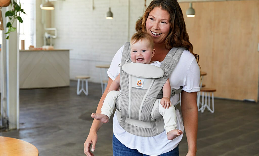 Porter votre enfant face au monde dans un porte-bébé ?