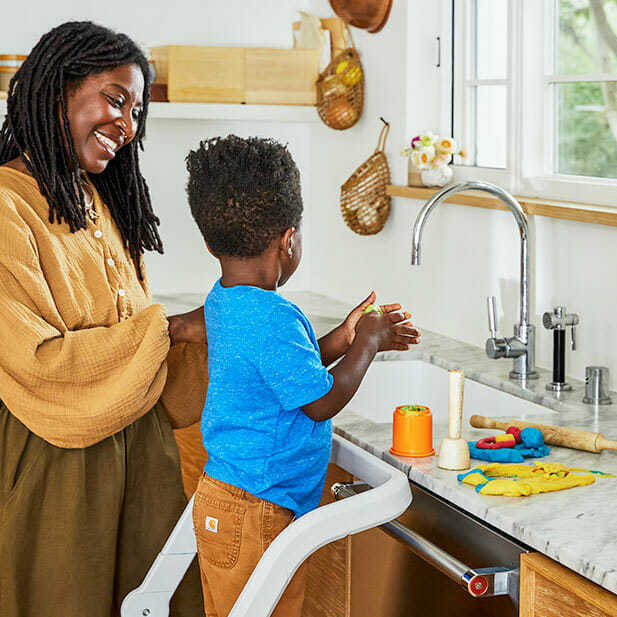 direction l' alimentation complémentaire avec la chaise évolutive dans la cuisine, préparation du diner en famille, avec maman ; moment convivial