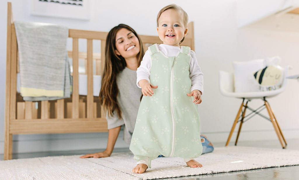 changement d'heure avec bébé réveillé et heureux, changement du sommeil / heure d'été dans sa gigoteuse ergobaby