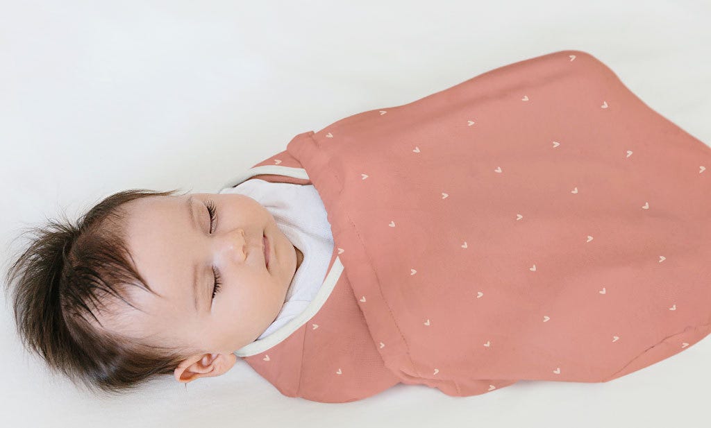 sommeil https://ergobaby.fr/dormir/gigoteuse/gigoteuse-coeurs-rose