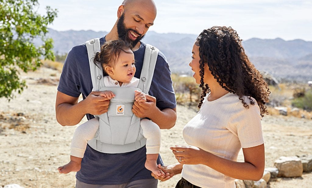 balade en porte-bébé avec l'enfant et les parents