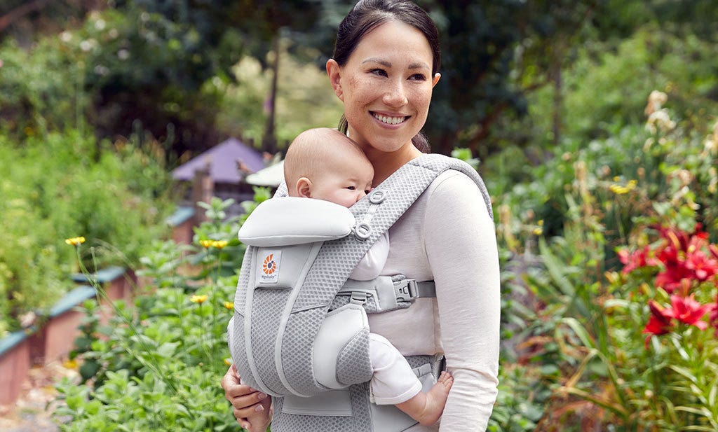 porte bébé ergobaby pour empecher le syndrome de la tête plate