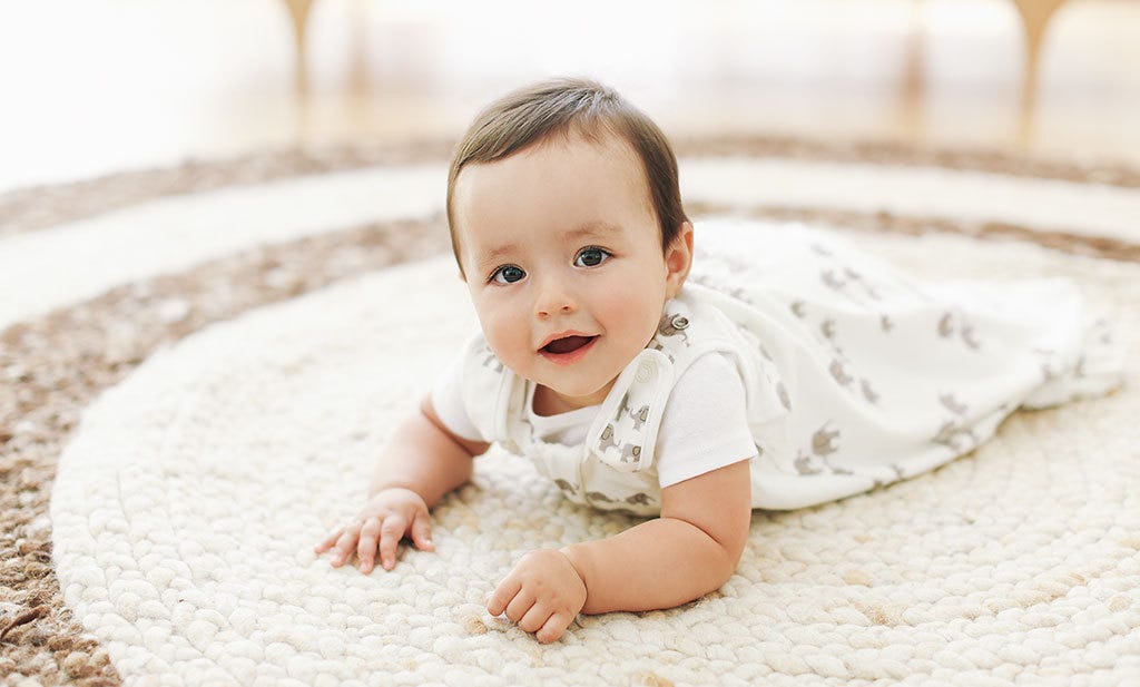 position sur le ventre pour diversifier les positions de votre bébé et travailler ses muscles pour empecher le syndrome de la tête plate