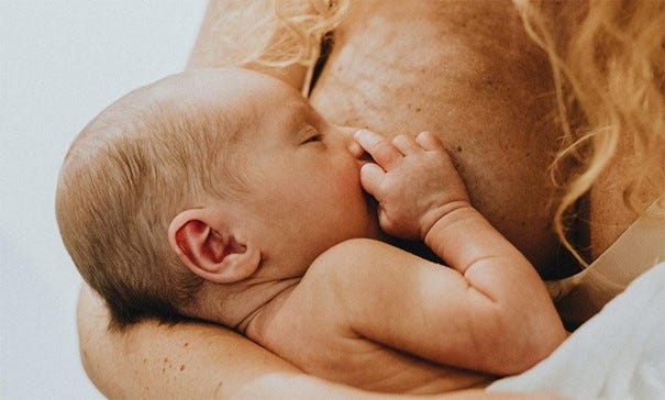 Collecte du colostrum : Avantages pour les parents et le bébé