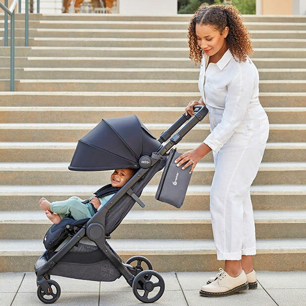 mère et enfant poussette Metro+ et porte-bébé Ergobaby Away