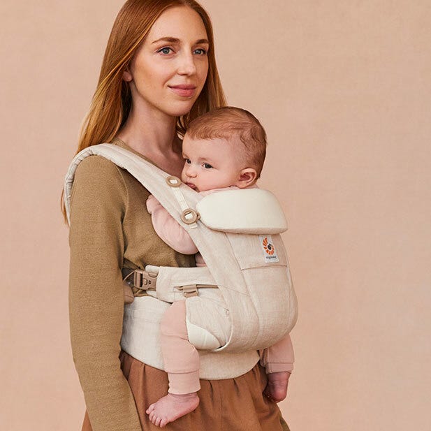 Maman et bébé avec porte-bébé en lin