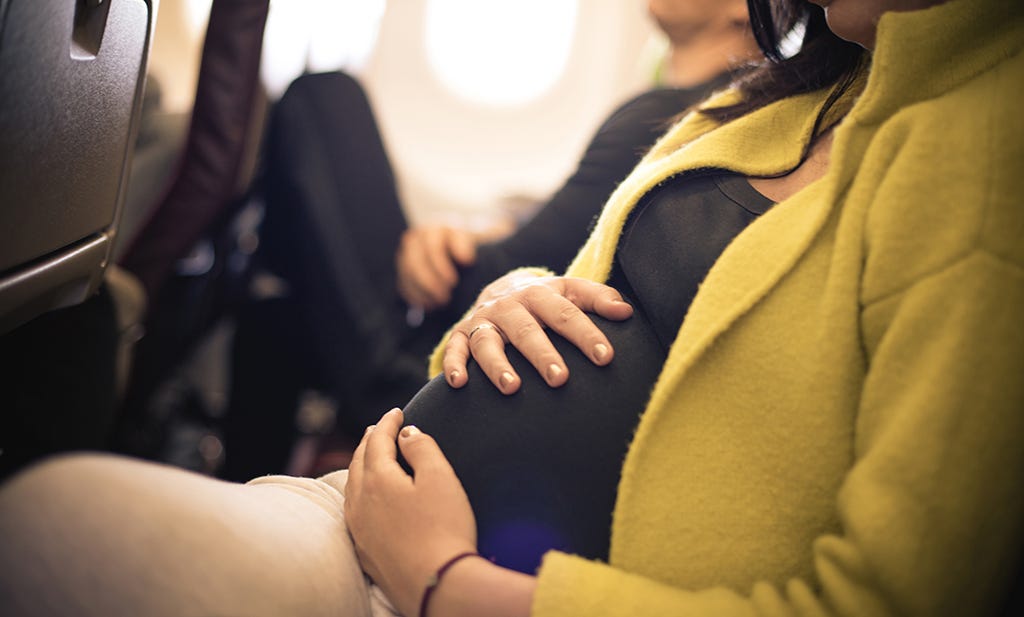 femme enceinte prenant l'avion