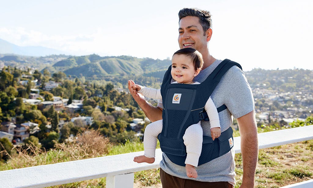 Papa portant sont bébé avec Porte-Bébé Hip Seat Alta