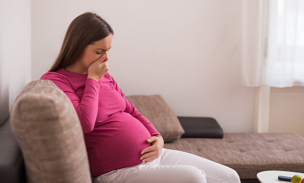 Femme enceinte souffrant de nausées matinales