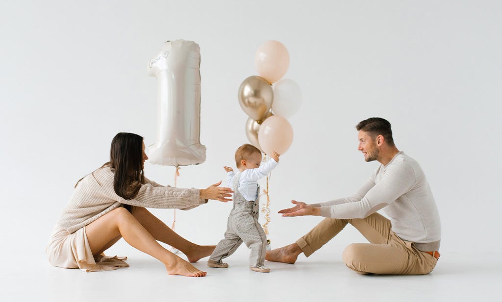 Les 12 mois de bébé : maman et papa avec un enfant de 1 an